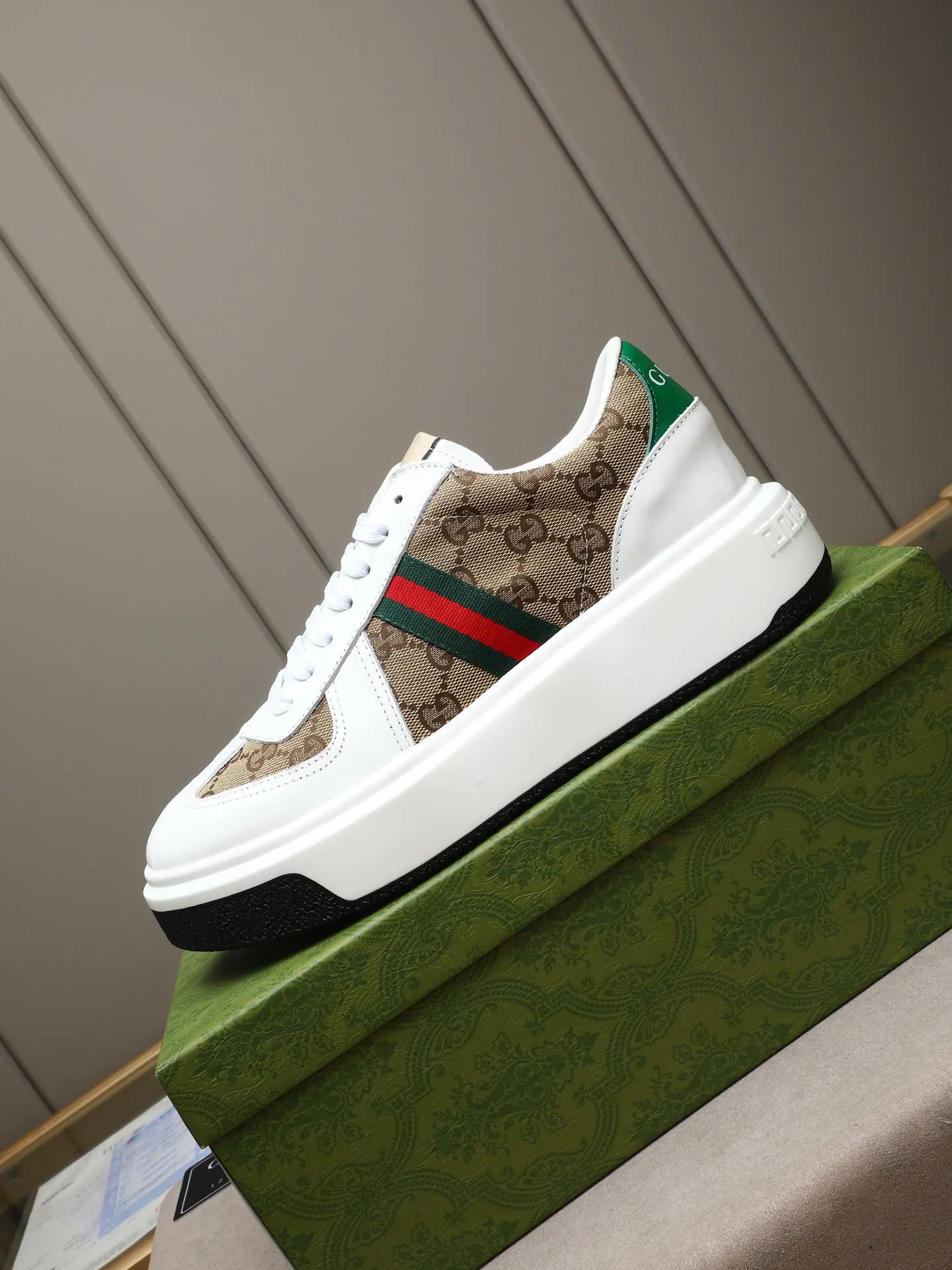 Men's shoes 💰480 New men's shoes GUCCI Fashion trend Made of first-layer calfskin ➕ washed sheep lining! The foot feels super comfortable and the workmanship is impeccable. Foam ultra-light outsole, size: 38-44 (45 customized) 4 colors to choose from!